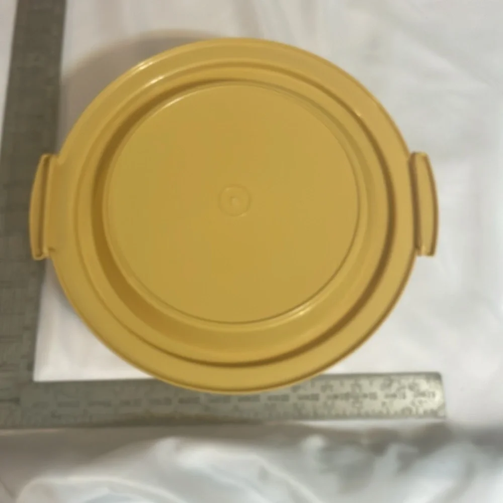 Tupperware 8”Pie Cake Keeper‎ Carrying Handle Traditional Mustard Yellow White